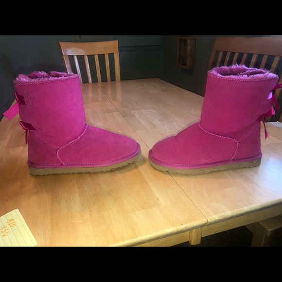 Size 8 Women’s Uggs - Picture 4 of 5